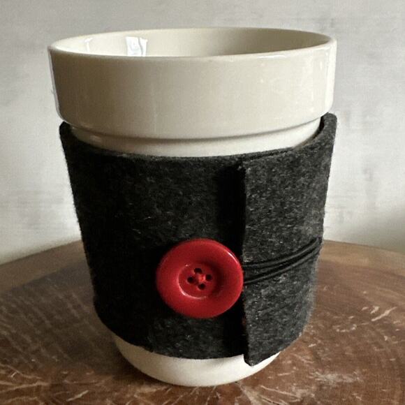 STARBUCKS Mug 2010 Wool Cozy Sleeve Tumbler Red Button 14 oz Ceramic - Picture 1 of 7